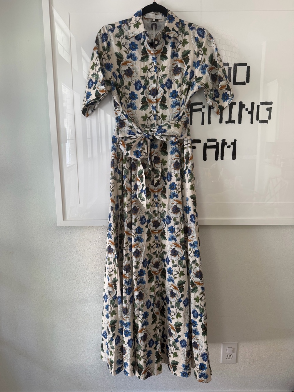 Borgo de Nor “Posie Cotton Maxi Dress” in the Off White Vine Flower print. 💙🌿